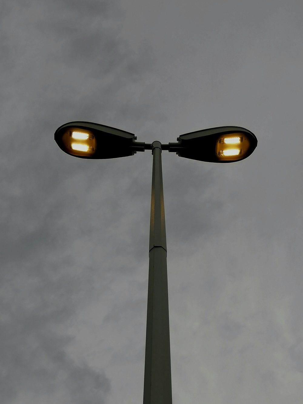 Poste octogonal cónico (facetado) 8 metros galvanizado