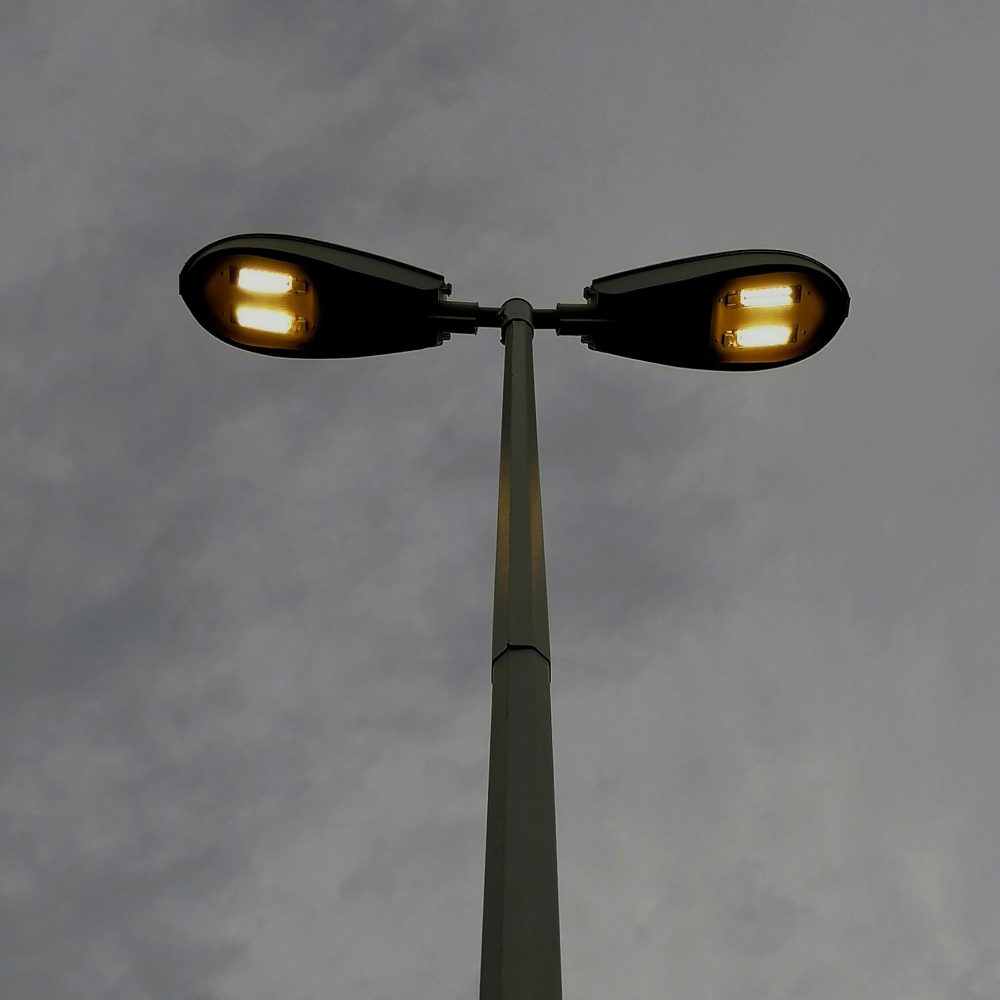 Poste octogonal cónico (facetado) 8 metros galvanizado