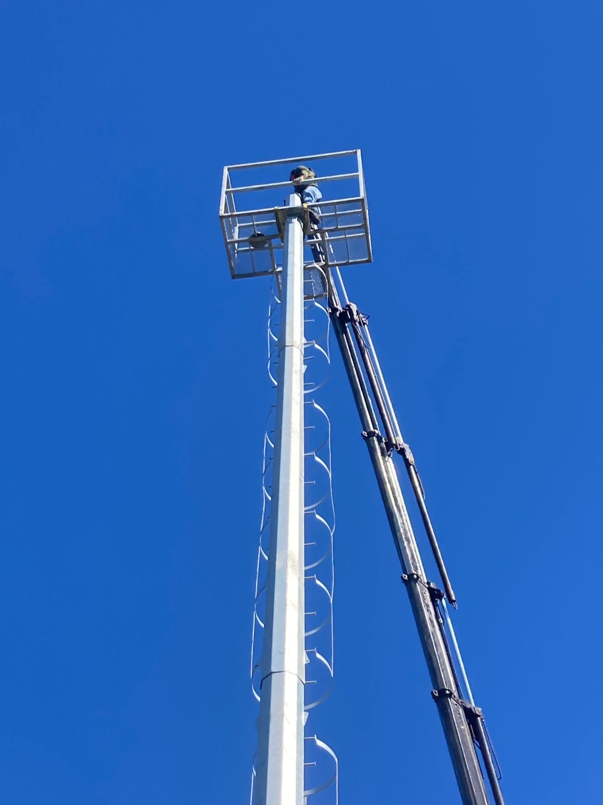Poste octogonal cónico (facetado) 12 metros galvanizado